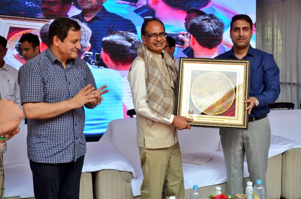 JKRLM (@jk_nrlm) on Twitter photo In a landmark event JKRLM hosted theāLakhpati Didi Sammelanā, celebrating a major milestone in rural women's empowerment here at Khonmoh Sgr today.Union Minister Shri <a href="/ChouhanShivraj/">Shivraj Singh Chouhan</a> ji graced the event as Chief Guest, while Minister <a href="/JavedDar_NC/">Javed Dar</a> was the Guest of Honor.<a href="/diprjk/">Information & PR, J&K</a> In a landmark event JKRLM hosted theāLakhpati Didi Sammelanā, celebrating a major milestone in rural women's empowerment here at Khonmoh Sgr today.Union Minister Shri <a href="/ChouhanShivraj/">Shivraj Singh Chouhan</a> ji graced the event as Chief Guest, while Minister <a href="/JavedDar_NC/">Javed Dar</a> was the Guest of Honor.<a href="/diprjk/">Information & PR, J&K</a>