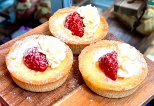 When you need to have a huddle with your pals with added tasty treats! 😎😎 #Wexford #Cafe