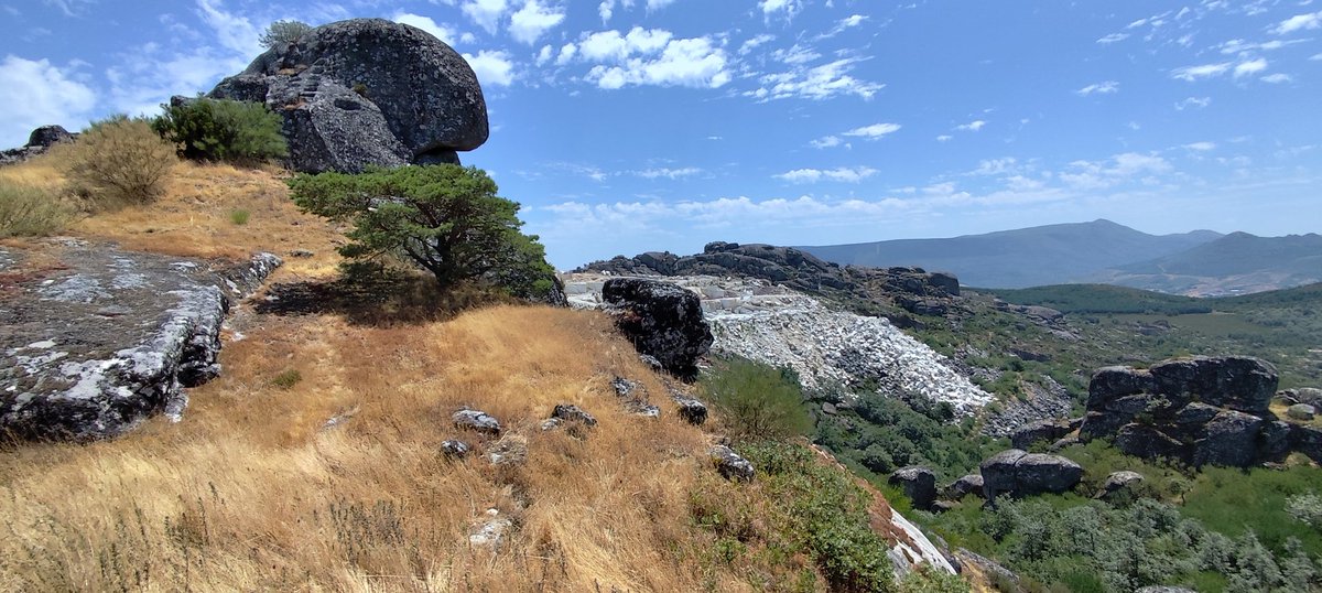 Hoxe, o equipo do proxecto #XeRaLo (#INOU25-02), estivemos nos penedos da #RaíñaLoba. Resultados interesantes... Seguimos #Xeografiando...