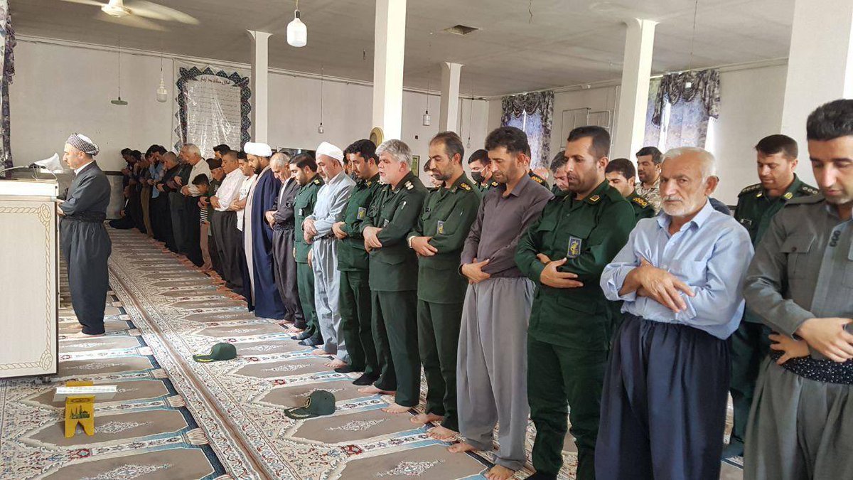 Çok güzel bir görüntü.

Şii ve Sünniler, aynı safta Allah’a saygı duruşunda bulunuyorlar.

Maşallah. ❤️❤️❤️