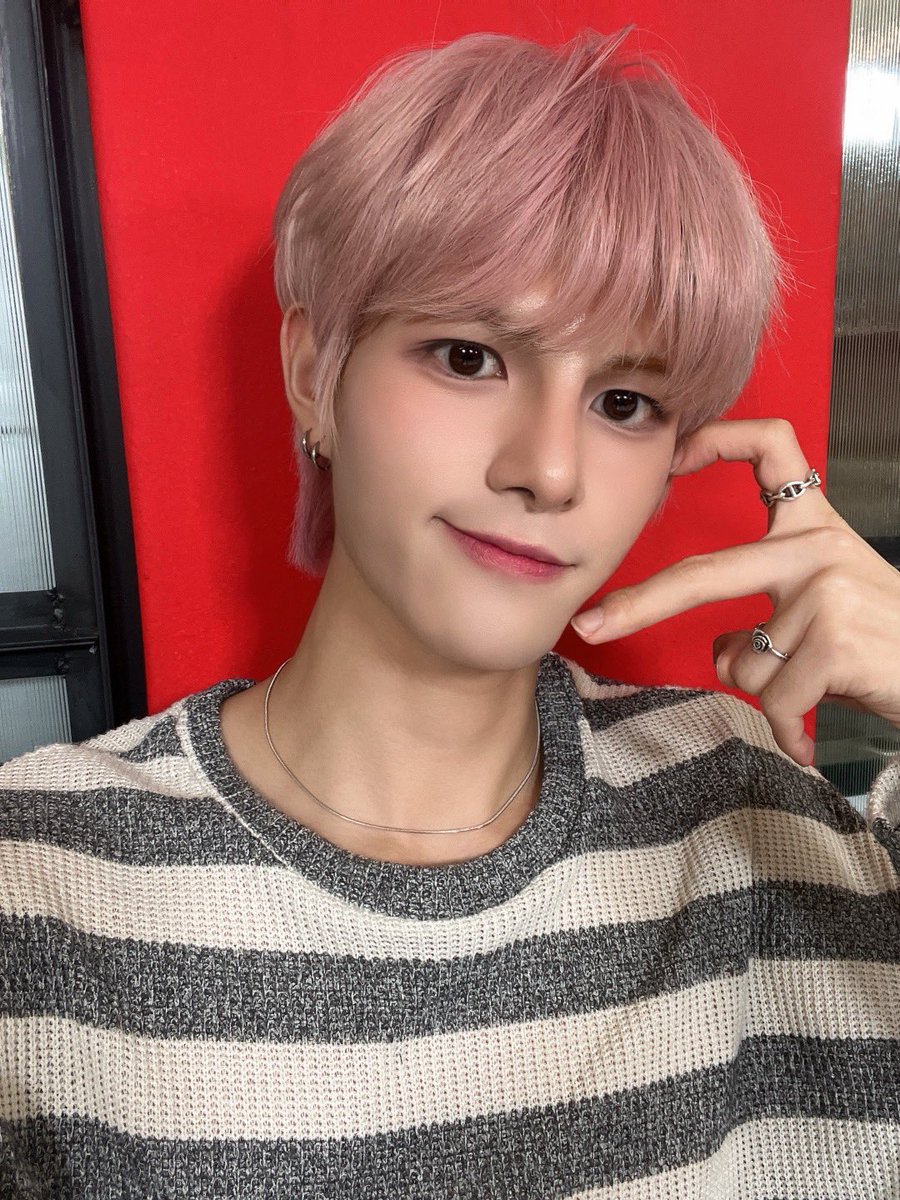 82DAYCHILD's tweet photo. [ 케이 ] 

내일은 신나는 주말 ! 🎉 
이번 한 주도 수고했어 🫳🫳
오늘도 내가 많이 좋아해 🫶

#데이차일드 #daychild #케이 #K #Click_clack https://t.co/HZLiWyal35
