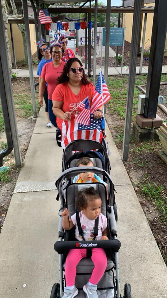 NatlHeadStart's tweet image. 🇺🇸 Happy Birthday, America! For 60 years, #HeadStart has proven that strong families and strong communities. More than 40 million children have benefited from Head Start. That’s good for all of us — because when families succeed, America succeeds. #HeadStart60 #4thofJuly