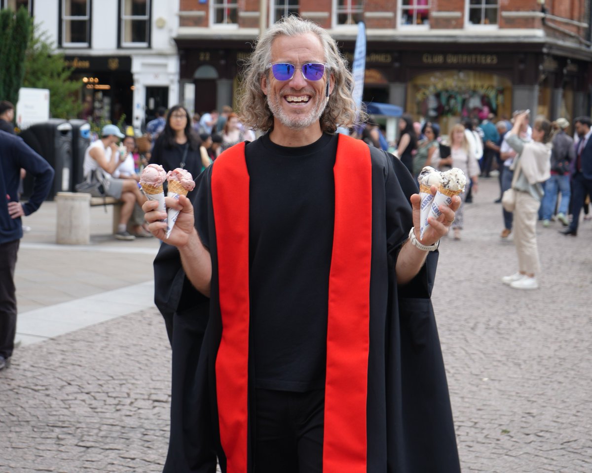 QueensCam's tweet image. So many smiling faces for our graduation yesterday. 😁 Can you spot yourself in any of our pics? 📸
To view our gallery of photographs from the day, visit our website queens.cam.ac.uk/about-us/news-…