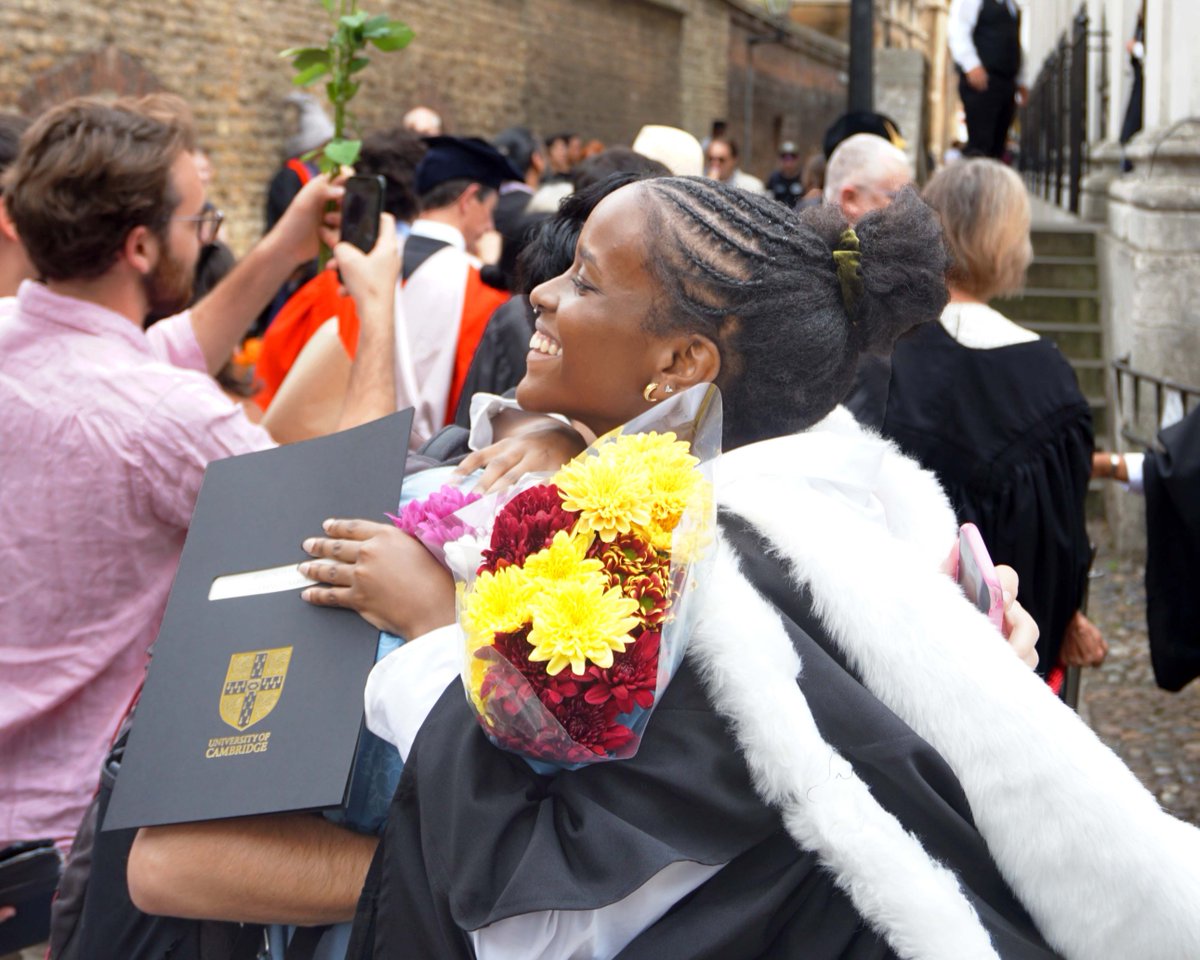 QueensCam's tweet image. So many smiling faces for our graduation yesterday. 😁 Can you spot yourself in any of our pics? 📸
To view our gallery of photographs from the day, visit our website queens.cam.ac.uk/about-us/news-…