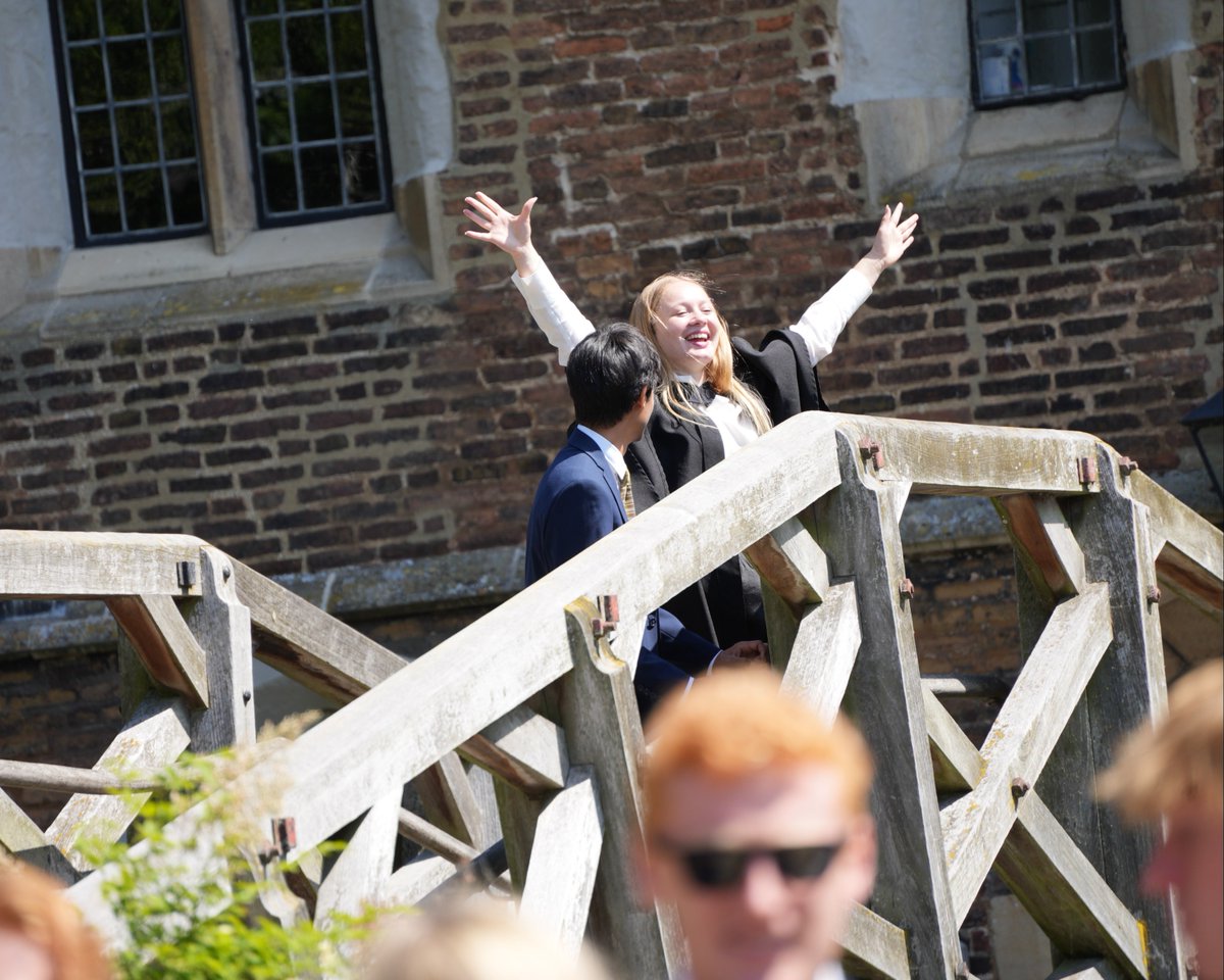 QueensCam's tweet image. So many smiling faces for our graduation yesterday. 😁 Can you spot yourself in any of our pics? 📸
To view our gallery of photographs from the day, visit our website queens.cam.ac.uk/about-us/news-…