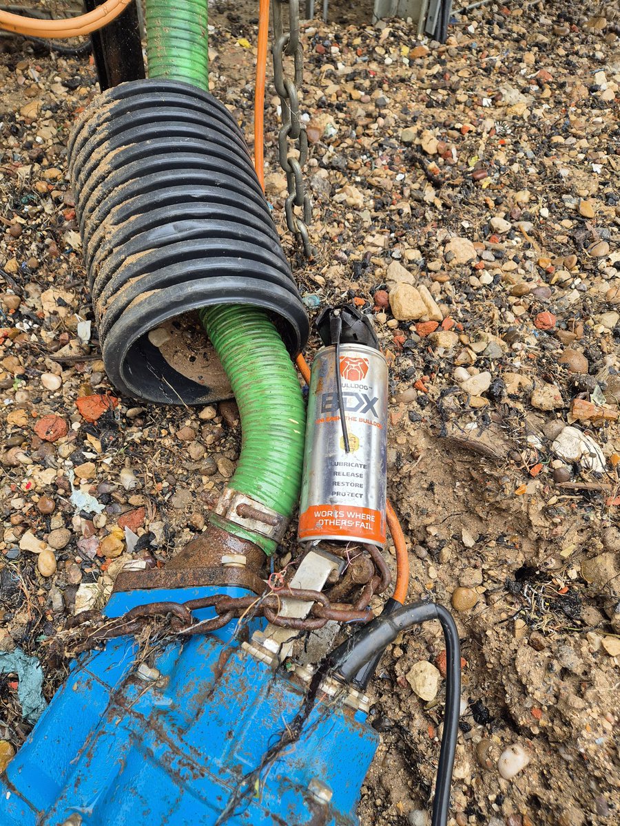 jimbo_clarke's tweet photo. Needs to undo a hose clamp thats been sat in water and silt for 2 years first thing spary a little @BulldogBDX job sorted 👍 https://t.co/H2JAMWNrwS