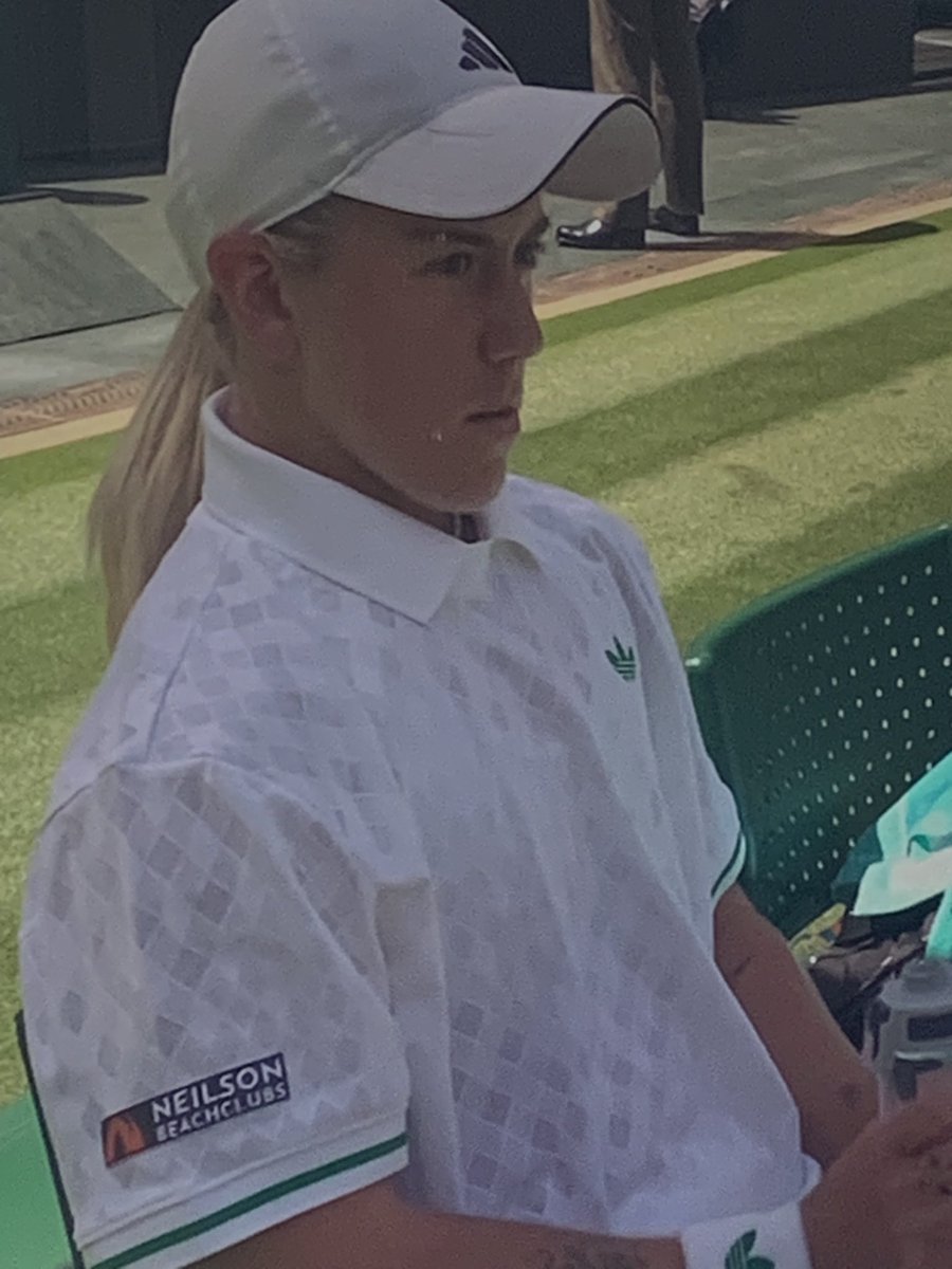 vilbin's tweet image. You English people would be up in arms if 
Sonay Kartal was a foreigner just because she’s or should I he’s a English no one is saying anything 
lol 😂 surly 😠 that’s a BLOKE playing in women’s tennis at Wimbledon 
Tell me what you think 🤔