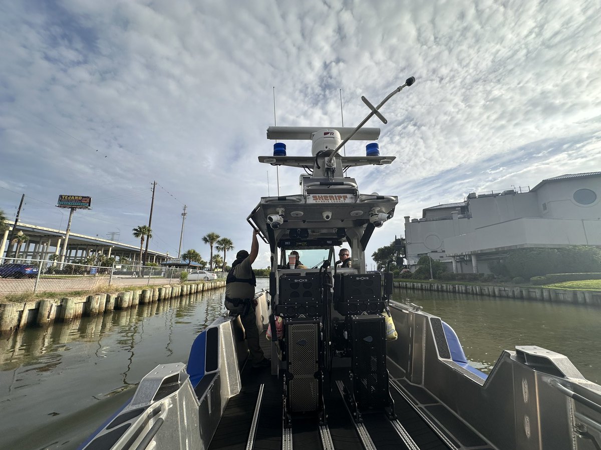 DavidBJasper's tweet image. Happy 4th of July from the HCSO Marine Unit! As you celebrate freedom with family, friends, and BBQs, we’re patrolling the waterways with our federal, state, and local partners to keep you safe. Enjoy the festivities, and stay safe on the water! #4thofJuly #PublicSafety