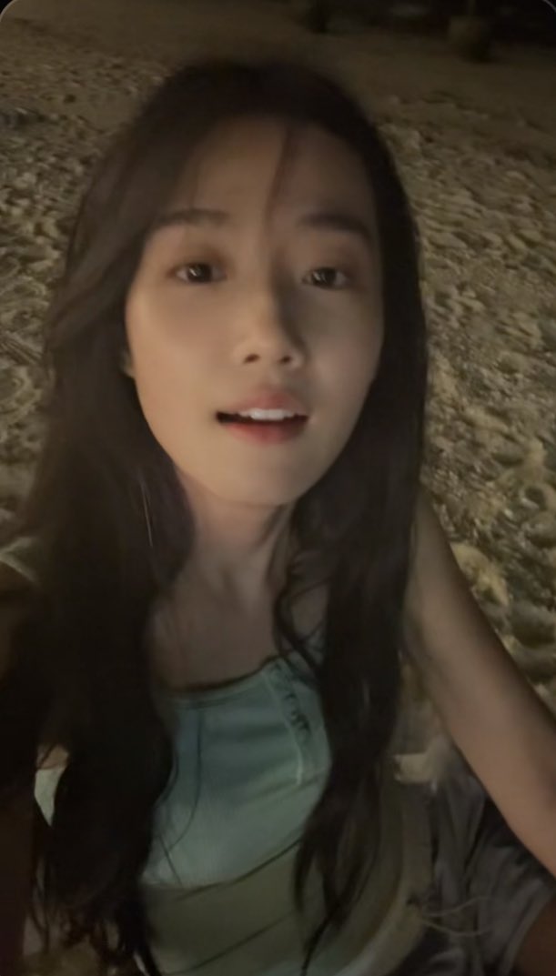 pjxdali's tweet photo. can't believe she is just walking around looking like this 🧎‍♀️ the ultimate girlfriend 

#LuYuXiao https://t.co/5gWw2TrKfO