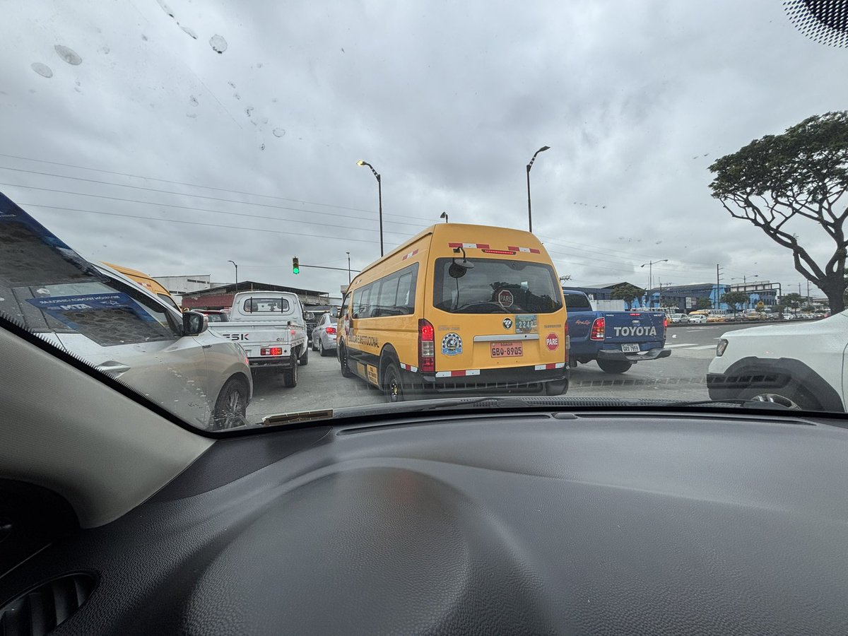 PicolCY's tweet photo. Llegar al redondel de la Academia Naval Guayaquil es saber que perderás 15-20 minutos intentando salir de ahí. Lo peor es que agentes de tránsito hay. ¿Haciendo qué? Viendo todo el caos y no moviendo ni un dedo. @ATMGuayaquil https://t.co/s8gvYvFwuy