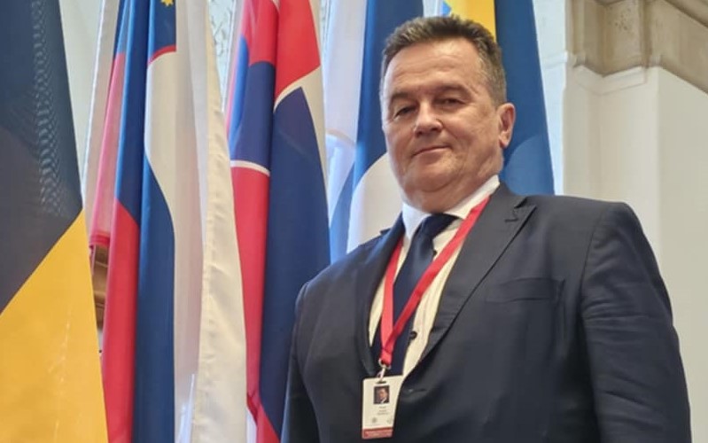 DrzavniSvet's tweet image. Državni svetnik @Bojan_Kekec na konferenci #COSAC v Kopenhagnu na Danskem 🇩🇰 (3.–4. julij), kjer se srečujejo predsedniki odborov parlamentov držav članic EU 🇪🇺, ki se ukvarjajo z evropskimi zadevami.

Glavni temi srečanja:
1️⃣ Prednostne naloge danskega predsedovanja Svetu EU –…