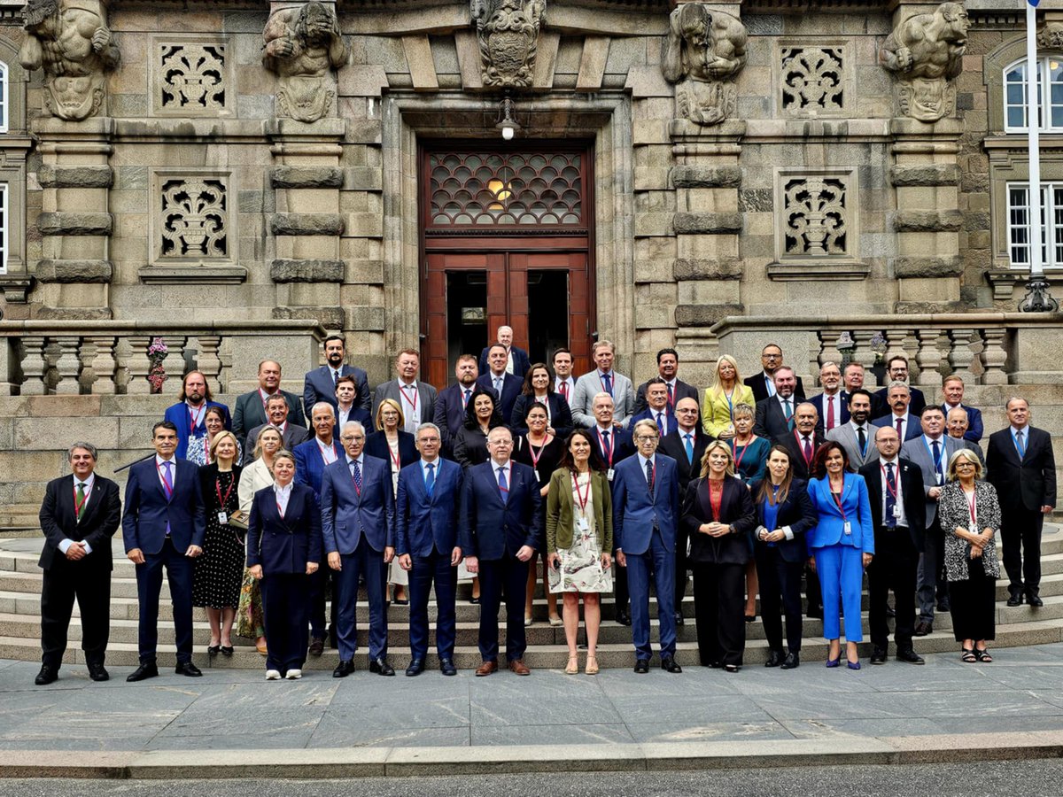 DrzavniSvet's tweet image. Državni svetnik @Bojan_Kekec na konferenci #COSAC v Kopenhagnu na Danskem 🇩🇰 (3.–4. julij), kjer se srečujejo predsedniki odborov parlamentov držav članic EU 🇪🇺, ki se ukvarjajo z evropskimi zadevami.

Glavni temi srečanja:
1️⃣ Prednostne naloge danskega predsedovanja Svetu EU –…