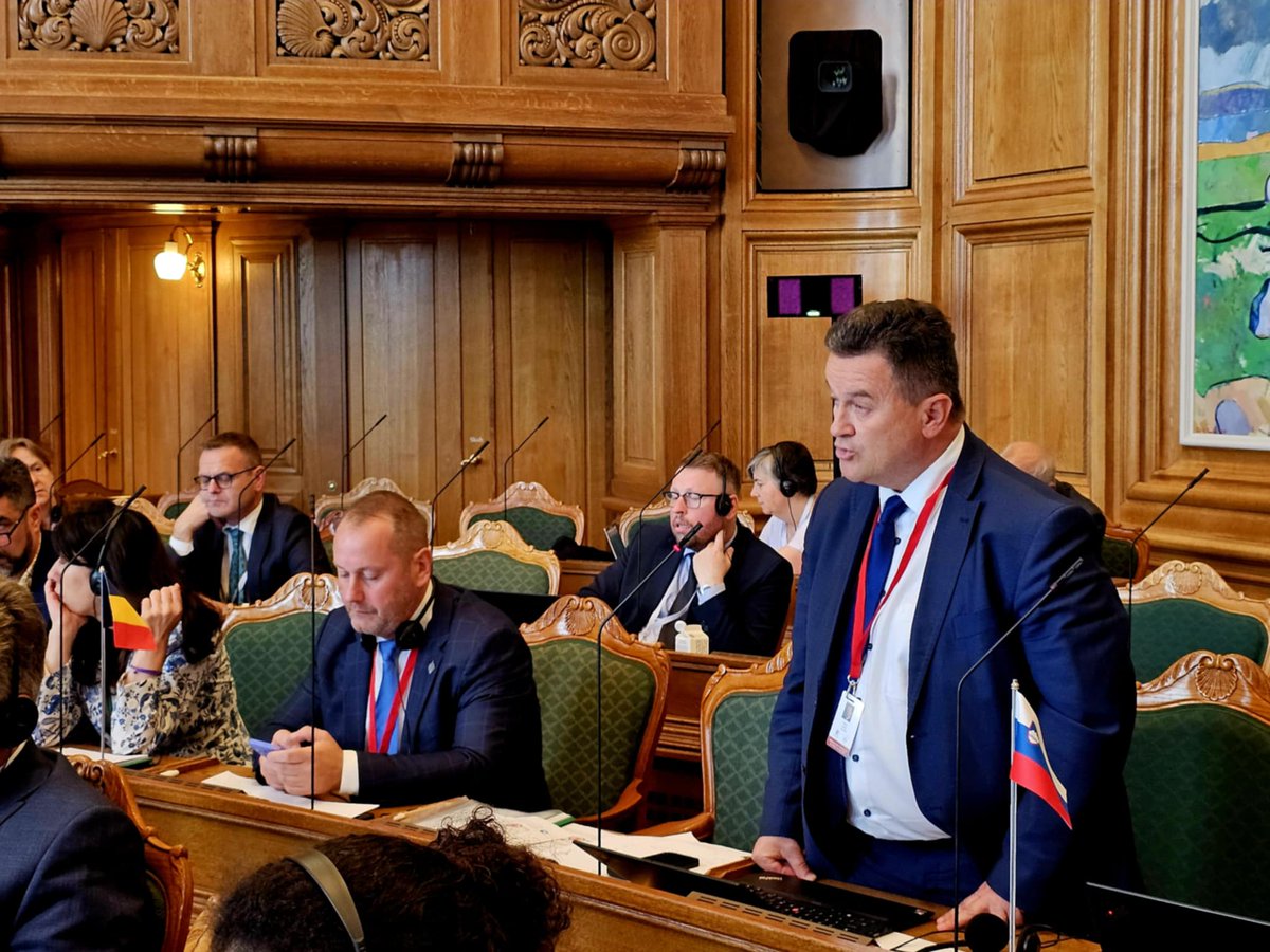 DrzavniSvet's tweet image. Državni svetnik @Bojan_Kekec na konferenci #COSAC v Kopenhagnu na Danskem 🇩🇰 (3.–4. julij), kjer se srečujejo predsedniki odborov parlamentov držav članic EU 🇪🇺, ki se ukvarjajo z evropskimi zadevami.

Glavni temi srečanja:
1️⃣ Prednostne naloge danskega predsedovanja Svetu EU –…