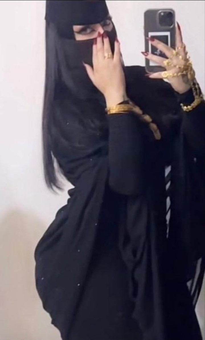 سؤال 
هل تقبل الزواج من امرأه لا تنجب؟🌹