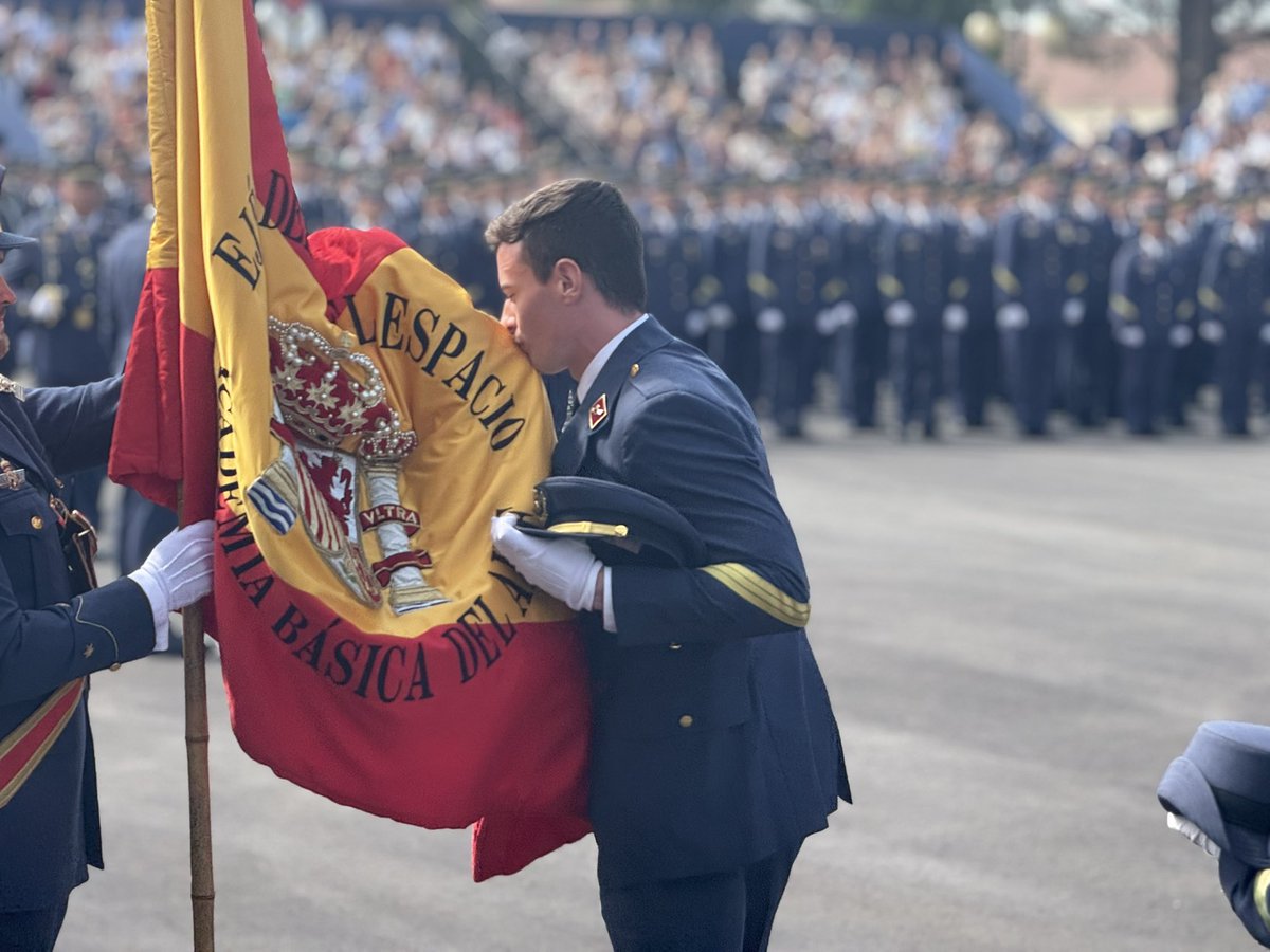 ✈️✈️Desde este viernes, el Ejército del Aire y del Espacio cuenta con una nueva promoción de sargentos. Hoy ha tenido lugar la entrega de despachos en la Academia Básica del Aire y del Espacio.