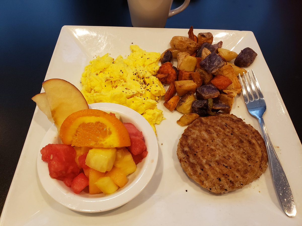 Fueling up good this morning to be a very peppy squirrel today ^^