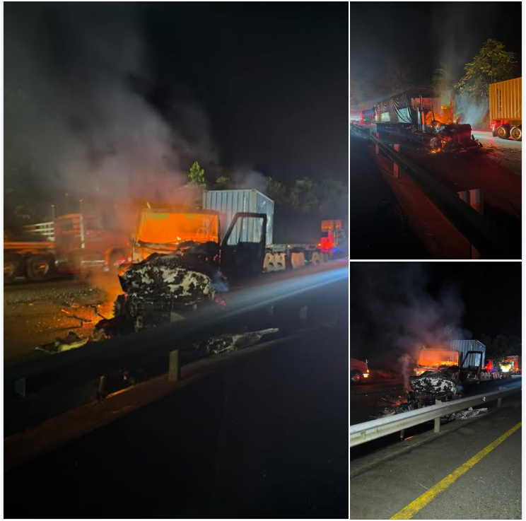 Hector Copete (@hcopete) on Twitter photo Así fue la quema de vehículos por parte del grupo al margen de la ley ELN desde la madrugada en la vía Buenaventura - Loboguerrero. En la vía fueron instaladas banderas, dejados panfletos y cilindros con explosivos. <a href="/petrogustavo/">Gustavo Petro</a> <a href="/PedroSanchezCol/">Pedro Arnulfo Sanchez S. Orgullosamente Colombiano</a> <a href="/mindefensa/">Mindefensa</a> <a href="/AABenedetti/">Armando Benedetti</a> Así fue la quema de vehículos por parte del grupo al margen de la ley ELN desde la madrugada en la vía Buenaventura - Loboguerrero. En la vía fueron instaladas banderas, dejados panfletos y cilindros con explosivos. <a href="/petrogustavo/">Gustavo Petro</a> <a href="/PedroSanchezCol/">Pedro Arnulfo Sanchez S. Orgullosamente Colombiano</a> <a href="/mindefensa/">Mindefensa</a> <a href="/AABenedetti/">Armando Benedetti</a>