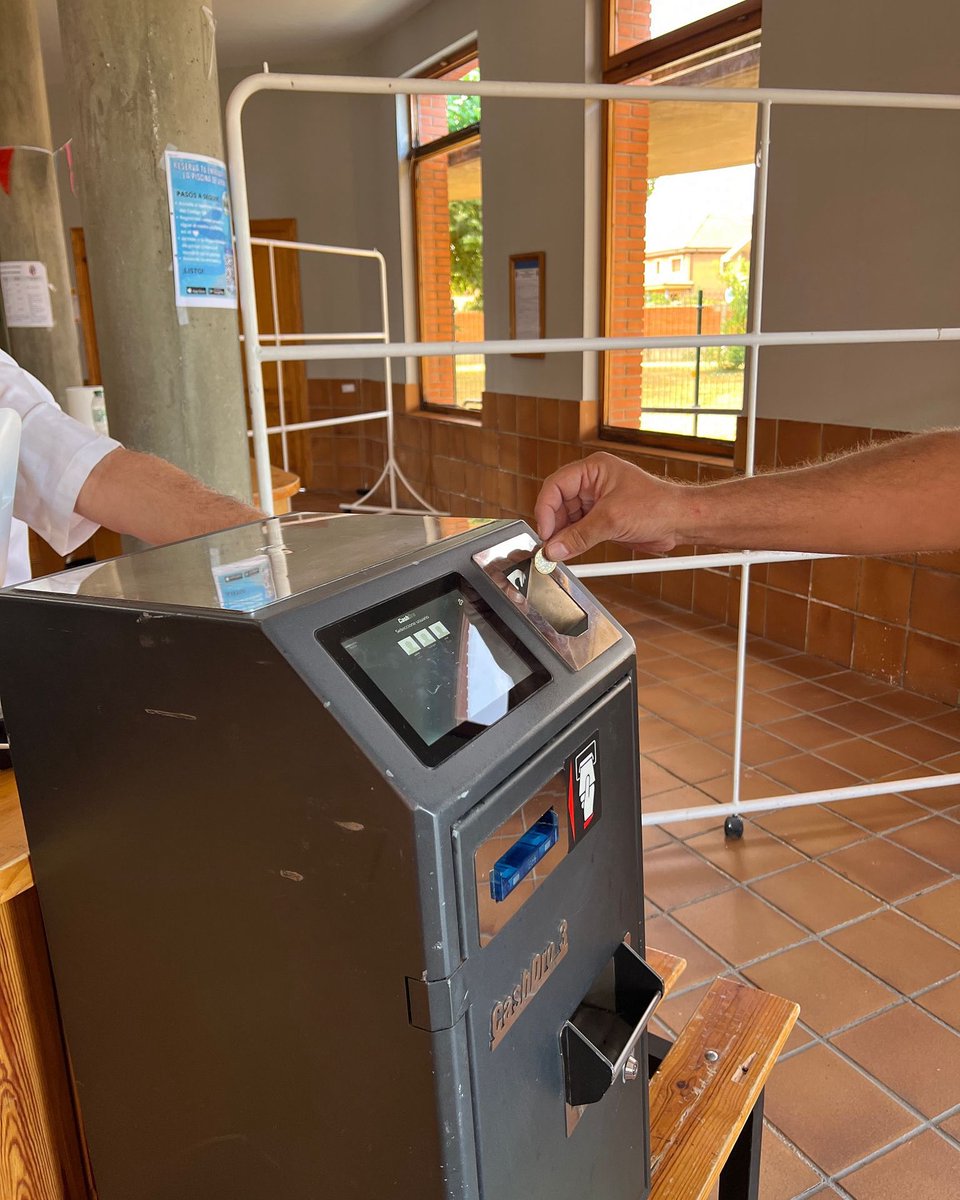 👛San Andrés implementa los pagos en efectivo en la piscina con la colocación de un cajón monedero 

💦Este sistema de pago garantiza la transparencia y la buena gestión del efectivo. En próximos días se habilitará también en el centro de ocio de Trobajo del Camino