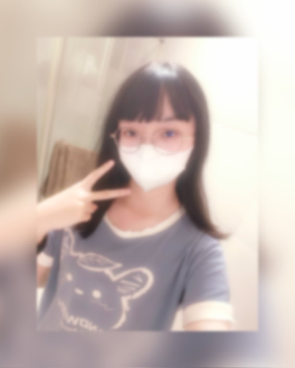 千萬別小看穿衣寬鬆的女生（x
-----
偷偷說，一直以來因為
穿衣風格都很寬鬆，高中又比現在瘦
所以大家都以為我很沒料w 
甚至高中的同班女生不相信我有C
畢竟我那時看起來比她有B的還平
兩篇文直接告訴你別笑那些人w
那些人說不定真的比你還有料🤣🤣
偷偷在這開放問「任何問題」w
我都會用小帳去回答的 https://t.co/6je630wQby