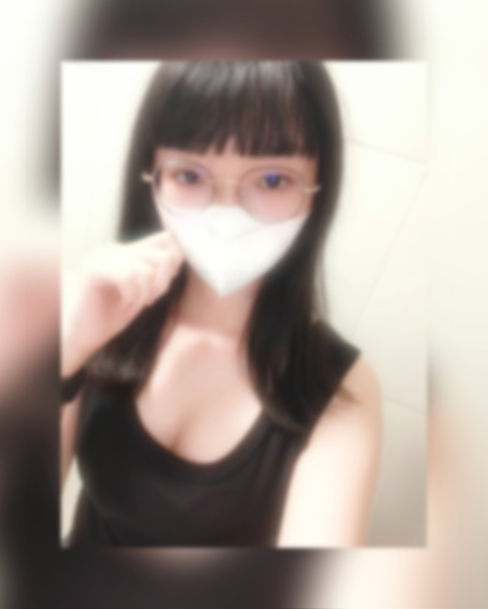 千萬別小看穿衣寬鬆的女生（x
-----
偷偷說，一直以來因為
穿衣風格都很寬鬆，高中又比現在瘦
所以大家都以為我很沒料w 
甚至高中的同班女生不相信我有C
畢竟我那時看起來比她有B的還平
兩篇文直接告訴你別笑那些人w
那些人說不定真的比你還有料🤣🤣
偷偷在這開放問「任何問題」w
我都會用小帳去回答的 https://t.co/6je630wQby
