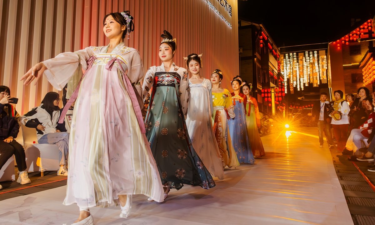 globaltimesnews's tweet photo. Discover the cool comfort of traditional Chinese fabrics like #Xiangyunsha and #Xiabu. With centuries of craftsmanship and modern designs, these breathable textiles are conquering summer fashion both in China and abroad.
https://t.co/0lczCI0E9Y https://t.co/TkpuW56BhR