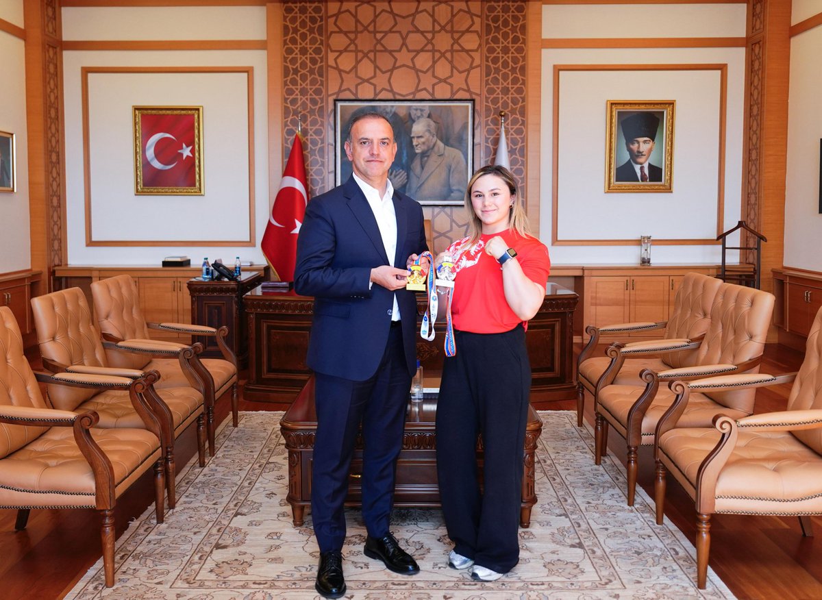 Bilek Güreşi Avrupa Şampiyonumuz Melek Şahin, Dünya Şampiyonası öncesi Belediye Başkanımız Sayın Alper Yeğen’i makamında ziyaret etti.

Milli sporcumuz Melek Şahin’e Dünya Şampiyonası’nda üstün başarılar diliyoruz! 🏆

#SancaktepeBelediyeSporKulübü #MelekŞahin #BilekGüreşi #Spor