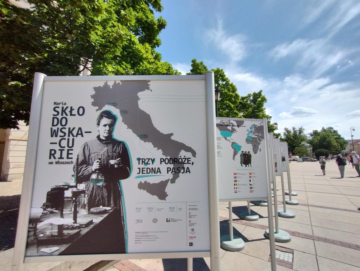 Na Krakowskim Przedmieściu 66 od dzisiaj otwarta jest #wystawa „Maria Skłodowska-Curie we Włoszech: trzy podróże, jedna pasja”.

🇮🇹Ekspozycja to podróż śladami Marii: do Ligurii, Toskanii, Lacjum, na wyspy: Ischię i Capri, a także do Wenecji Euganejskiej oraz Piemontu.