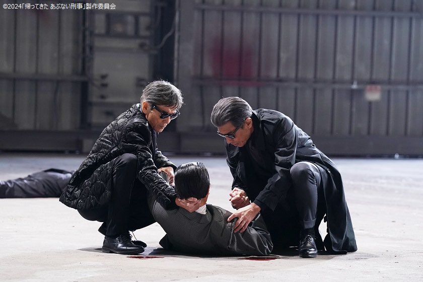 #タカ🕶️と #ユージ😎がオープンカーで倉庫にやってくるシーン🎬について #岸谷五朗👤さんは「僕の役はそこで倒れていないといけないんですけど、とにかくお二人が見たくて、ちょっと起きて見てしまいました(笑)めちゃくちゃ格好よかったです」とコメントしています😅

#金曜ロードショー