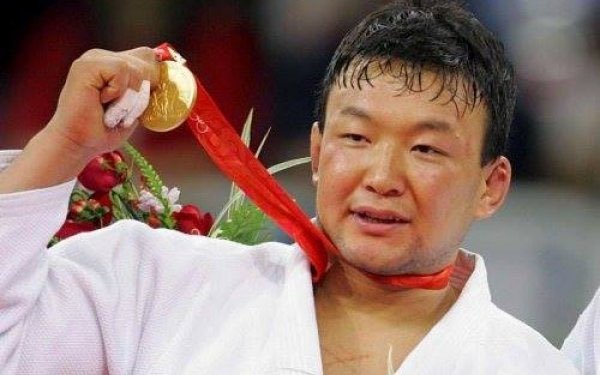 Хүн алсан харгис алуурчинг бидний татвараар тэжээж сар бүр 5сая₮ олгодгийг болих хэрэгтэй.. Ер нь тухайн үед гаргасан амжилтанд нь тохирсон бай шагналыг нь өгөөд, насаар нь тэжээж тэтгэдэг байдлыг болиулах хэрэгтэй..!