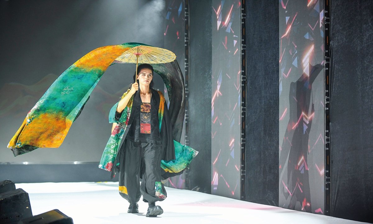 globaltimesnews's tweet photo. Discover the cool comfort of traditional Chinese fabrics like #Xiangyunsha and #Xiabu. With centuries of craftsmanship and modern designs, these breathable textiles are conquering summer fashion both in China and abroad.
https://t.co/0lczCI0E9Y https://t.co/TkpuW56BhR