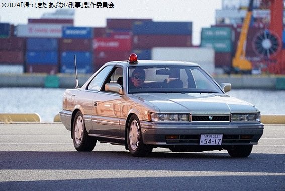 港署の歴代覆面パトカー🚨の中でも、テレビシリーズ📺1話目から登場し特に人気が高い #ユージ😎が愛するレパード。本作では往年の人気車種ゴールドツートンのF31系レパードが登場‼️ナンバープレートは「横浜33 も 54-17」です😆

#金曜ロードショー #帰ってきたあぶない刑事 #あぶ刑事 #あぶない刑事