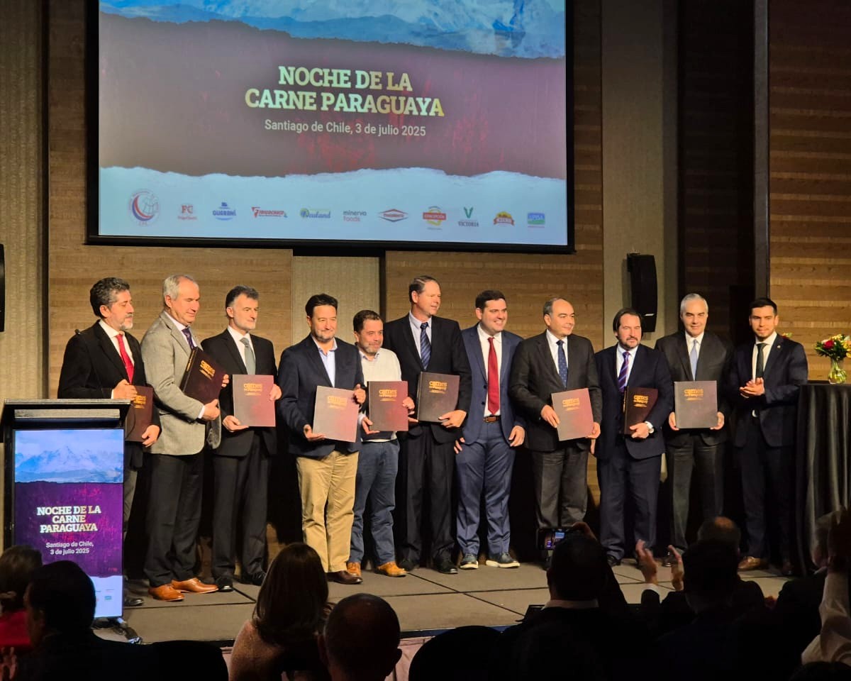 En el marco de su misión oficial a Santiago de Chile, el viceministro de Rediex, Javier Viveros, acompañado por el equipo de la Dirección de Atracción de Inversiones, participó de la ya tradicional “Noche de la Carne Paraguaya”, celebrada en el Hotel Mandarin Oriental.