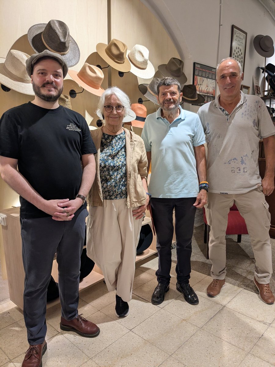 L' ICSC'24 indica que el comerç barceloní millora la confiança en la seva activitat i futur, però al Gòtic ens neguiteja perdre un comerç genuí on la ciutat s'hi pugui reconèixer i trobar interès. 
Agraïm la visita i escolta activa de @jcollboni <a href="/Bcn_CiutatVella/">Districte de Ciutat Vella</a> <a href="/ivanpera/">Ivan Pera</a>