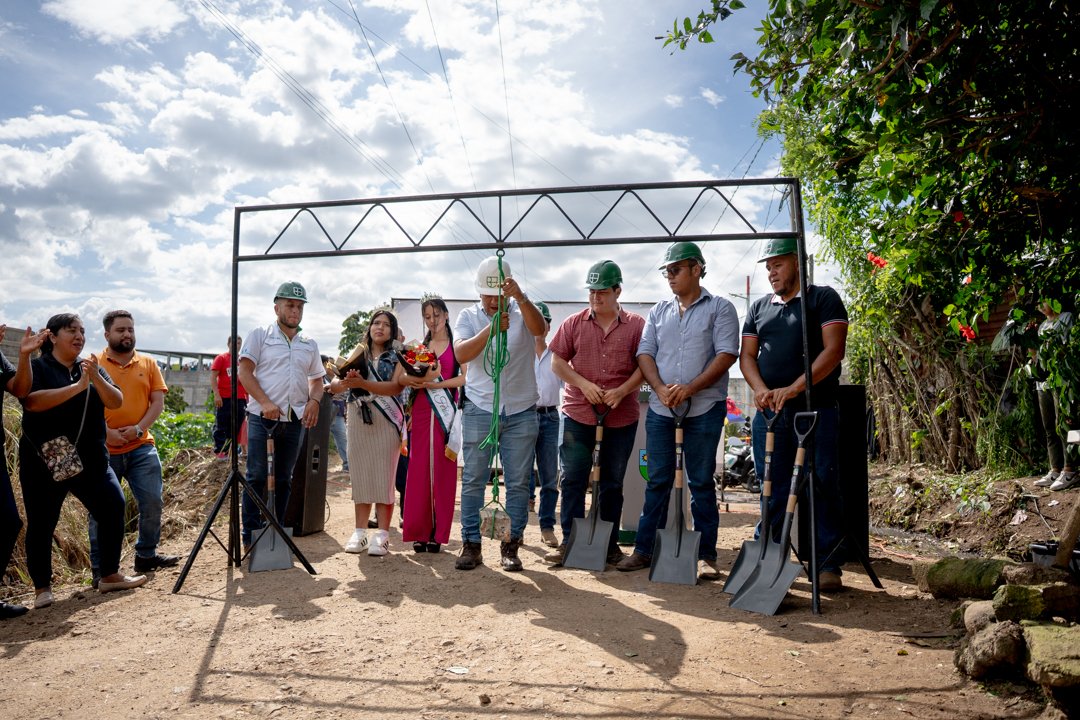 _ojoconmipisto's tweet image. #OjoAlDato La municipalidad de #Barberena, Santa Rosa colocó las primeras piedras de su proyecto de pavimentación en Aldea Las Pozas. La obra la adjudicaron a Luis Salvador Enrique Marroquín Lovo por Q1 millón 999 mil 700.