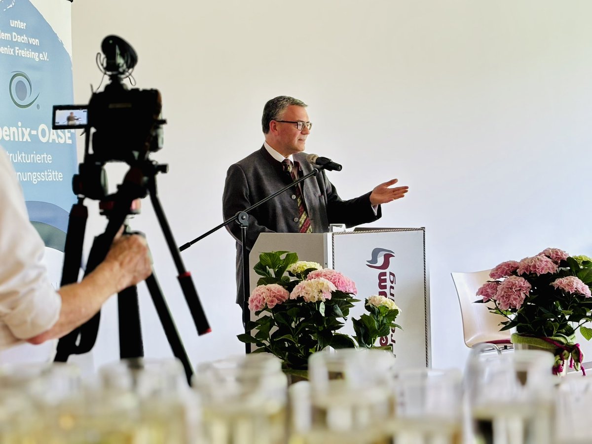 Großer Moment in Freising! ✨🍾
Die „Phoenix Oase“ hat eröffnet – ein Ort für für Menschen, die nach einschneidenden Gesundheitsereignissen wie Schlaganfall oder Herzinfarkt zurück ins Leben finden.
Die „Phoenix Oase“ schafft Lebensqualität und Gemeinschaft für Betroffene,