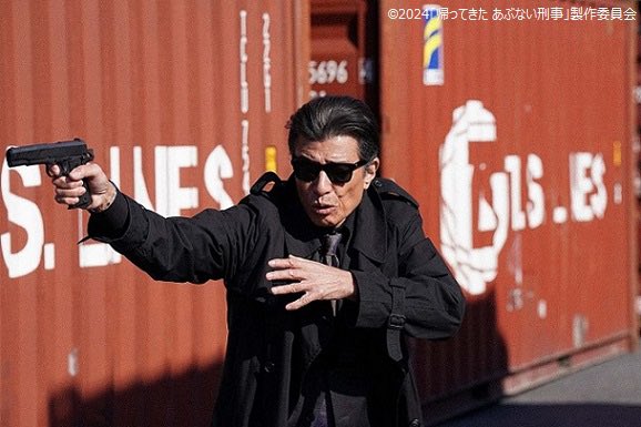 クライマックスはコンテナヤードでのアクション‼️コンテナヤードといえば“#あぶ刑事”と言ってもいいほどシリーズとしてはお馴染みのシチュエーションです😆

#金曜ロードショー #帰ってきたあぶない刑事 #あぶない刑事