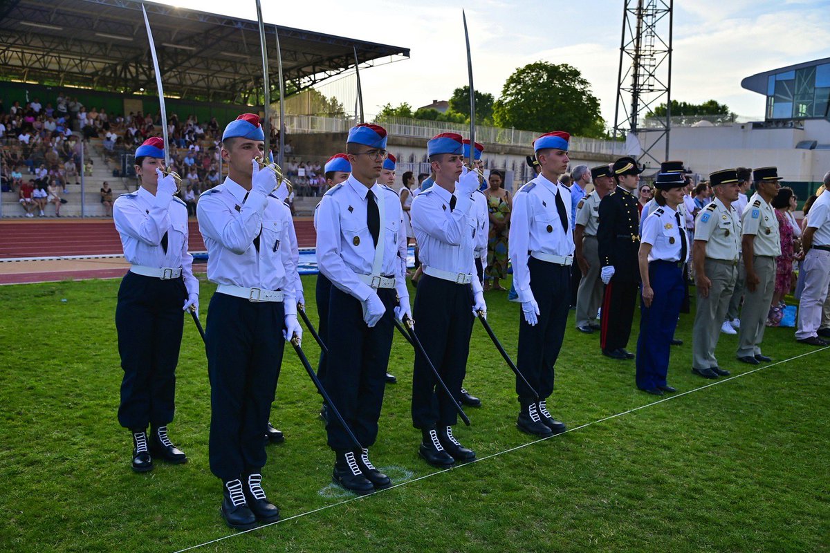 DRHATofficiel's tweet image. 🎓 La fête de Trime au @PNM_LaFleche a eu l’honneur d’être présidée par le @CEMAT_FR, qui a souligné le rôle crucial du personnel militaire et civil dans l'éducation et l'épanouissement des élèves « Vous avez su fixer le cap, incarner l’exemple, transmettre les savoirs,…
