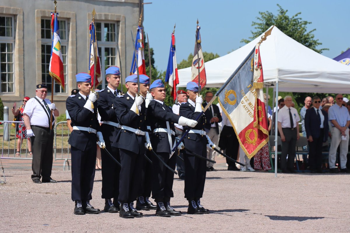 DRHATofficiel's tweet image. 🎓 La fête de Trime au @PNM_LaFleche a eu l’honneur d’être présidée par le @CEMAT_FR, qui a souligné le rôle crucial du personnel militaire et civil dans l'éducation et l'épanouissement des élèves « Vous avez su fixer le cap, incarner l’exemple, transmettre les savoirs,…