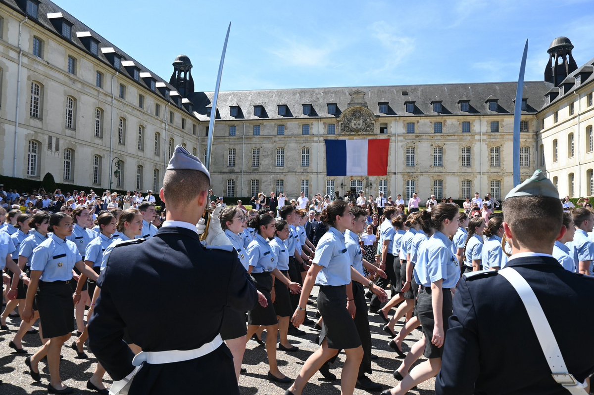 DRHATofficiel's tweet image. 🎓 La fête de Trime au @PNM_LaFleche a eu l’honneur d’être présidée par le @CEMAT_FR, qui a souligné le rôle crucial du personnel militaire et civil dans l'éducation et l'épanouissement des élèves « Vous avez su fixer le cap, incarner l’exemple, transmettre les savoirs,…