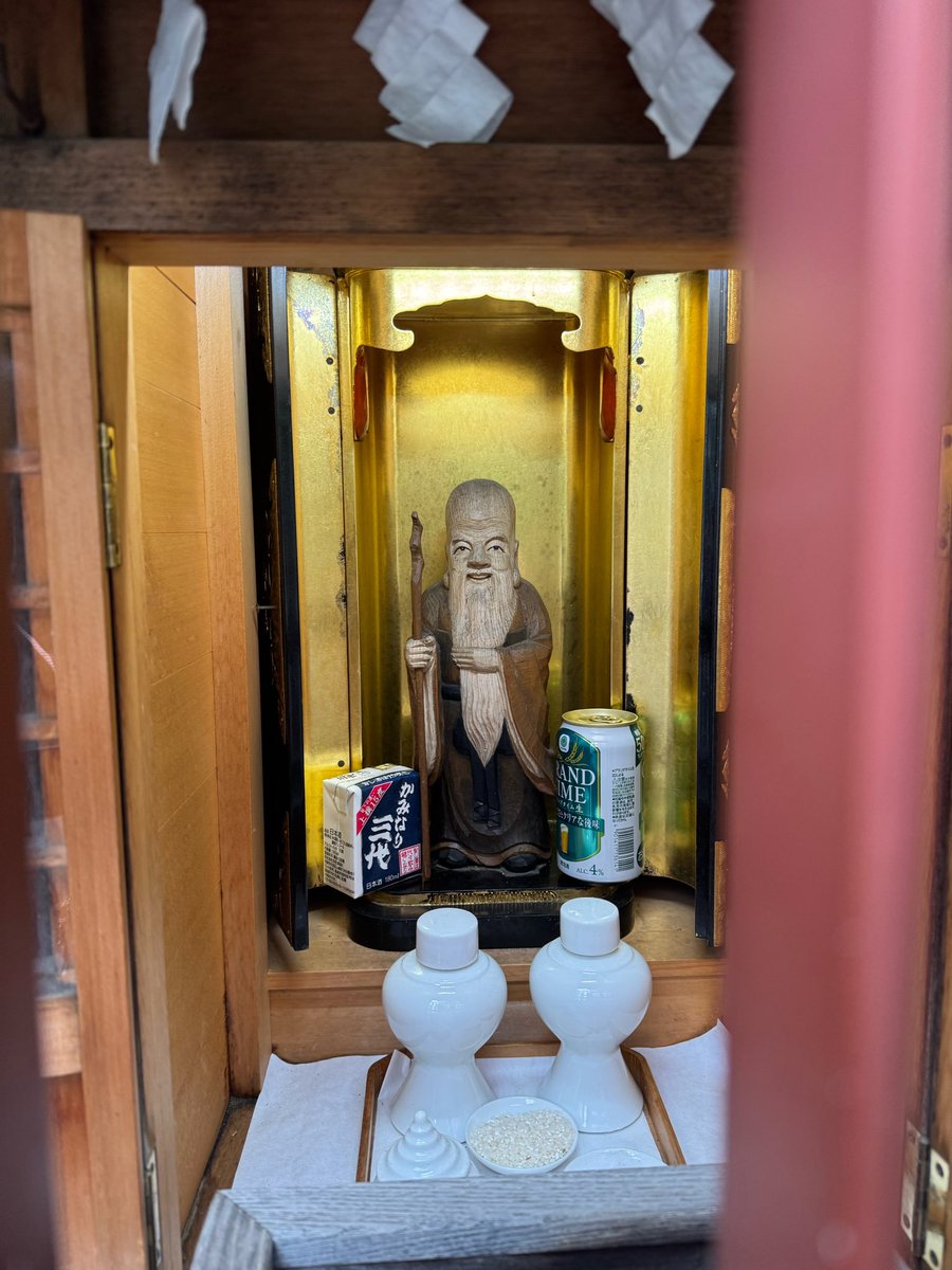 chieko_bonheur1's tweet photo. またupしてなかった💦
次の目的にまでに通れた大井蔵王権現神社さんです。駅からすぐですね🙌

こちらも鯉のぼりの御朱印でした。誕生日はそろそろ対応できる日が増えるからぁって事でした、そのときにはまた着たいなぁ✨️

#東京御朱印 
#大井権現神社
#大井権現神社御朱印 
#御朱印巡り 
#神社巡り https://t.co/m3mSRFuHeD