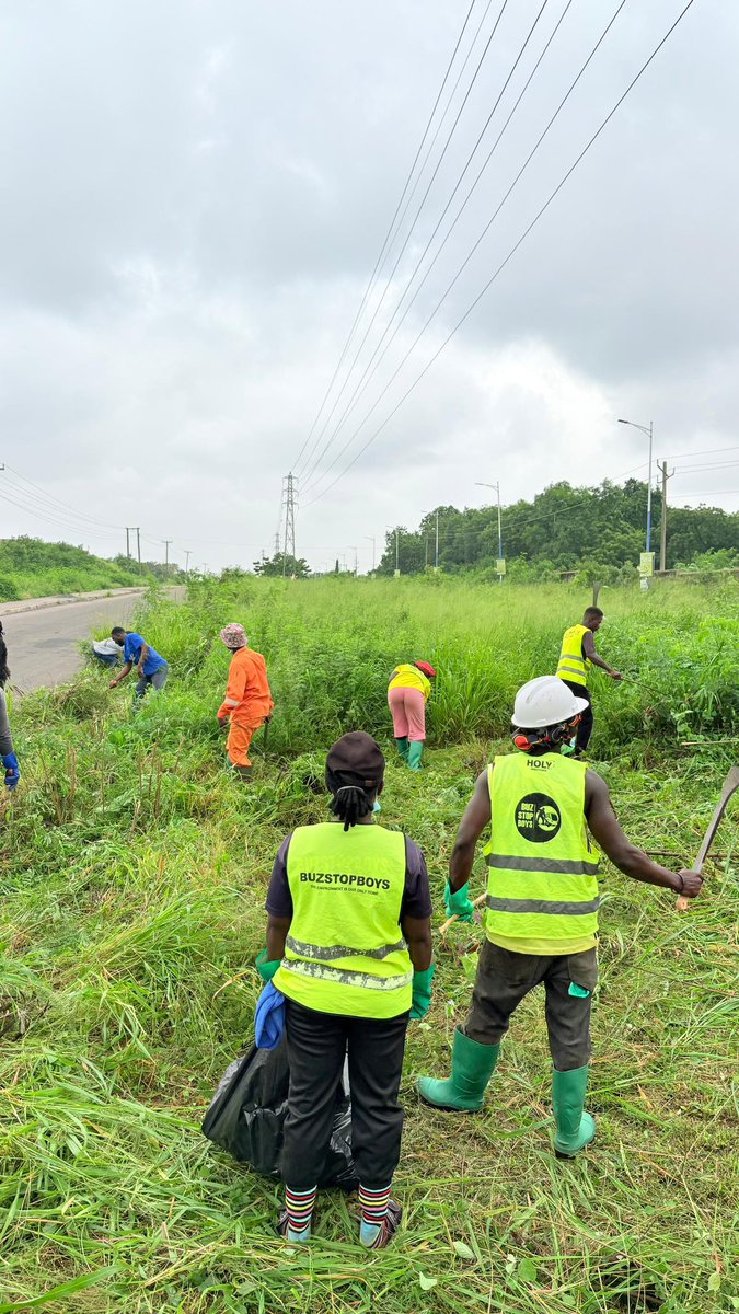 campusncentral's tweet photo. 📕 Images from the clean up exercise with the @buzstopboys boys https://t.co/7Tzgbip7WI