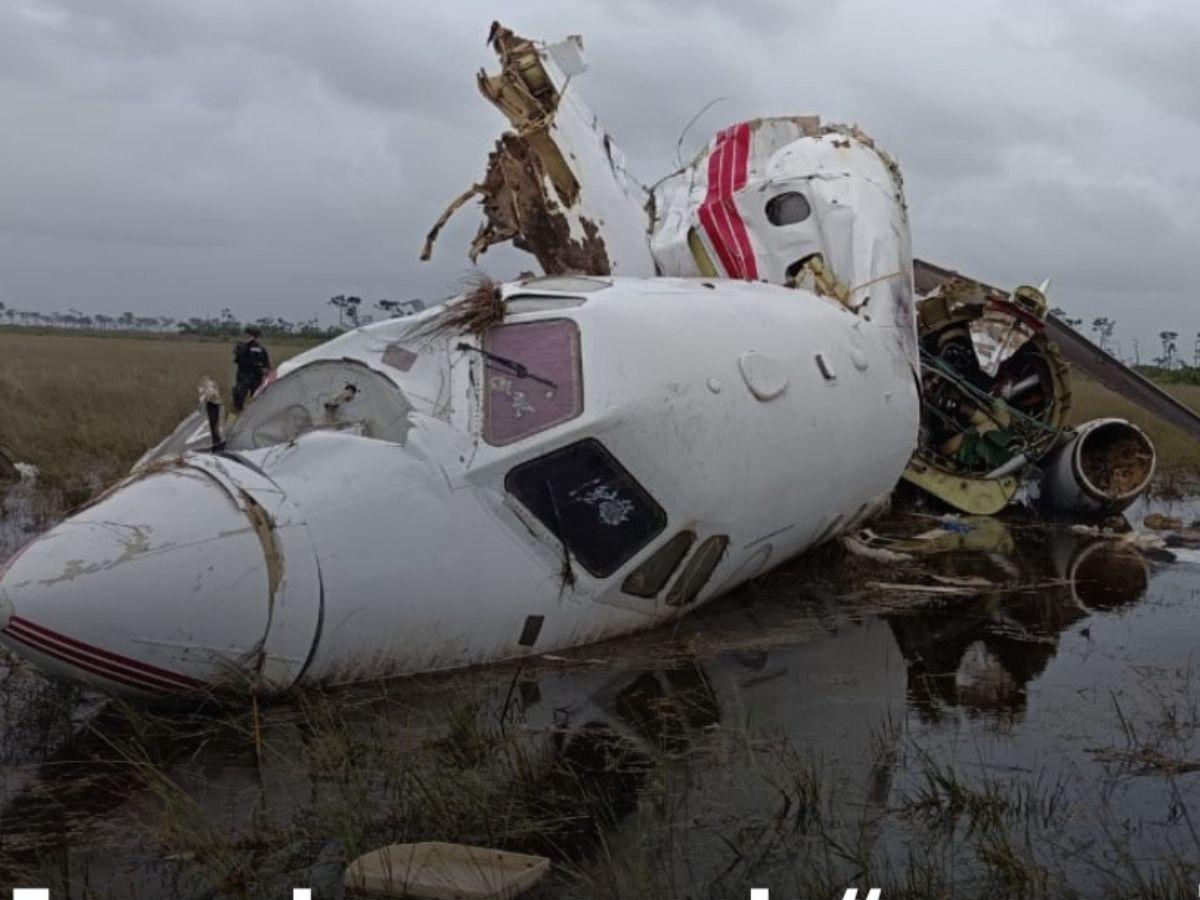 🚨 ¡ÚLTIMA HORA VENEZUELA! 🚨 🇻🇪

El avión estrellado en Honduras con siglas N10TN es de clase Hawker 700A serial 257085.

La aeronave con 400 kilos de cocaína salió desde el aeropuerto de San Fernando de Apure, con órdenes de Nicolás Maduro y Diosdado Cabello.