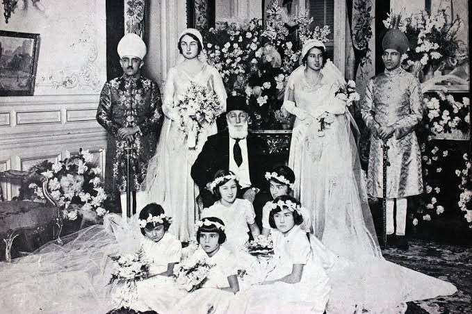 Bu da gariban Türk kadını peçedeyken sarayın kadınları. Sağdaki, Halife Abdülmecid’in kızı, Darüşşehvar’ın düğününden