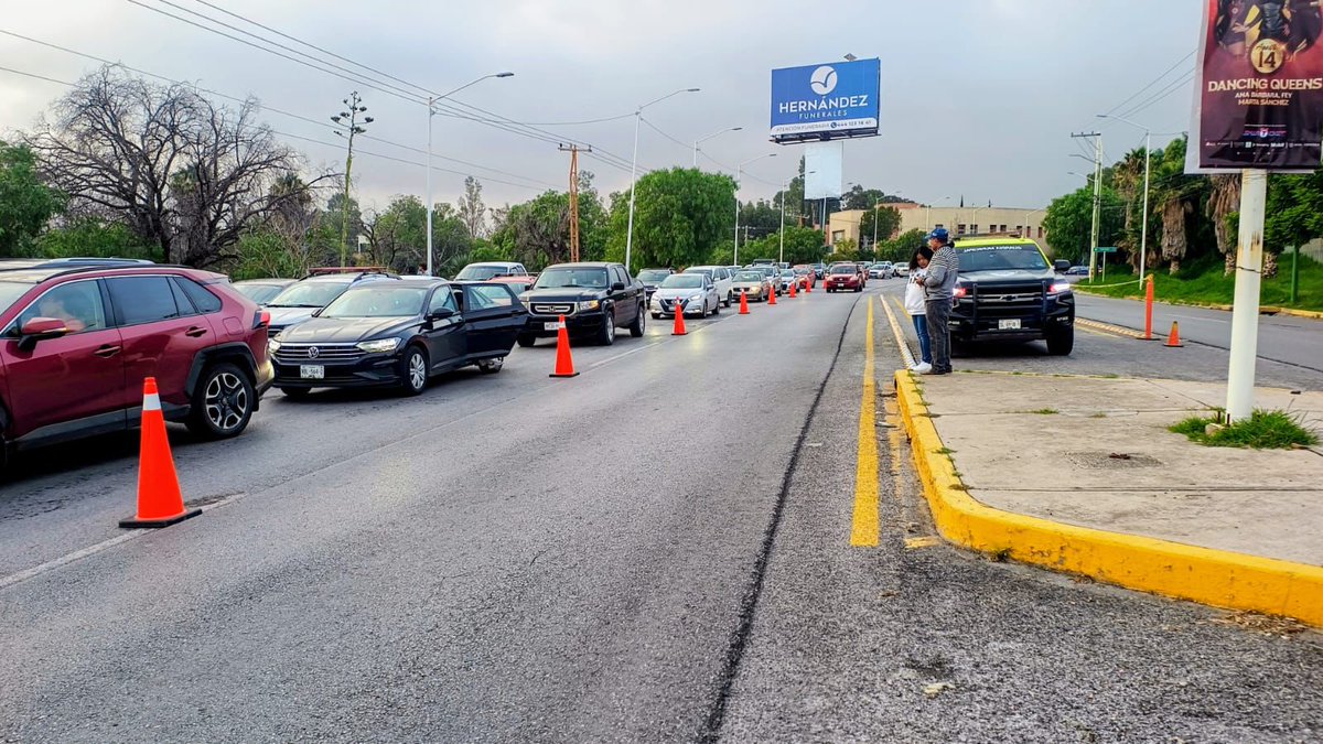 🟡⚫️#ReporteVial ##VialidadSLP 

Atención 🗣📣

👮🏽‍♀️🚓 Se implementa operativo vial con motivo de ingreso de aspirantes al examen de admisión en Universidad Autónoma de San Luis Potosí UASLP a las diversas facultades y campus. 

👮🏽‍♂️👮🏽‍♂️➡️ Policía Vial habilita carril de ascenso y