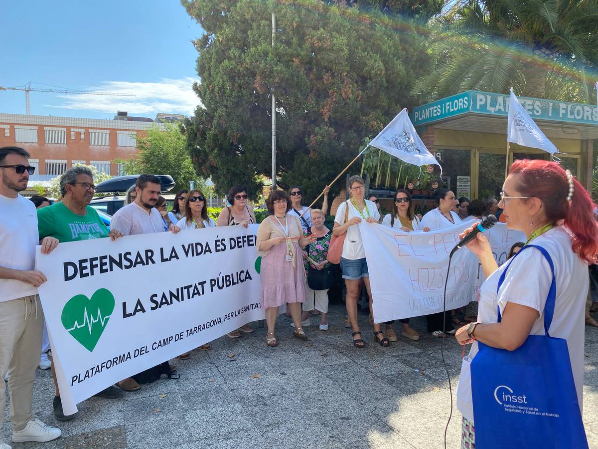 CCOOTarragona's tweet photo. 🧑‍⚕️ Aquesta setmana hem estat donant suport a les concentracions a les portes de l’Hospital Joan XXIII.
📢 Les treballadores reclamen condicions dignes i una sanitat pública de qualitat.
✊ Prou abusos, prou sobrecàrrega, prou silenci!
#EstemFartes @ccoocatalunya
@CCOOsanitat https://t.co/KUetFbagsT