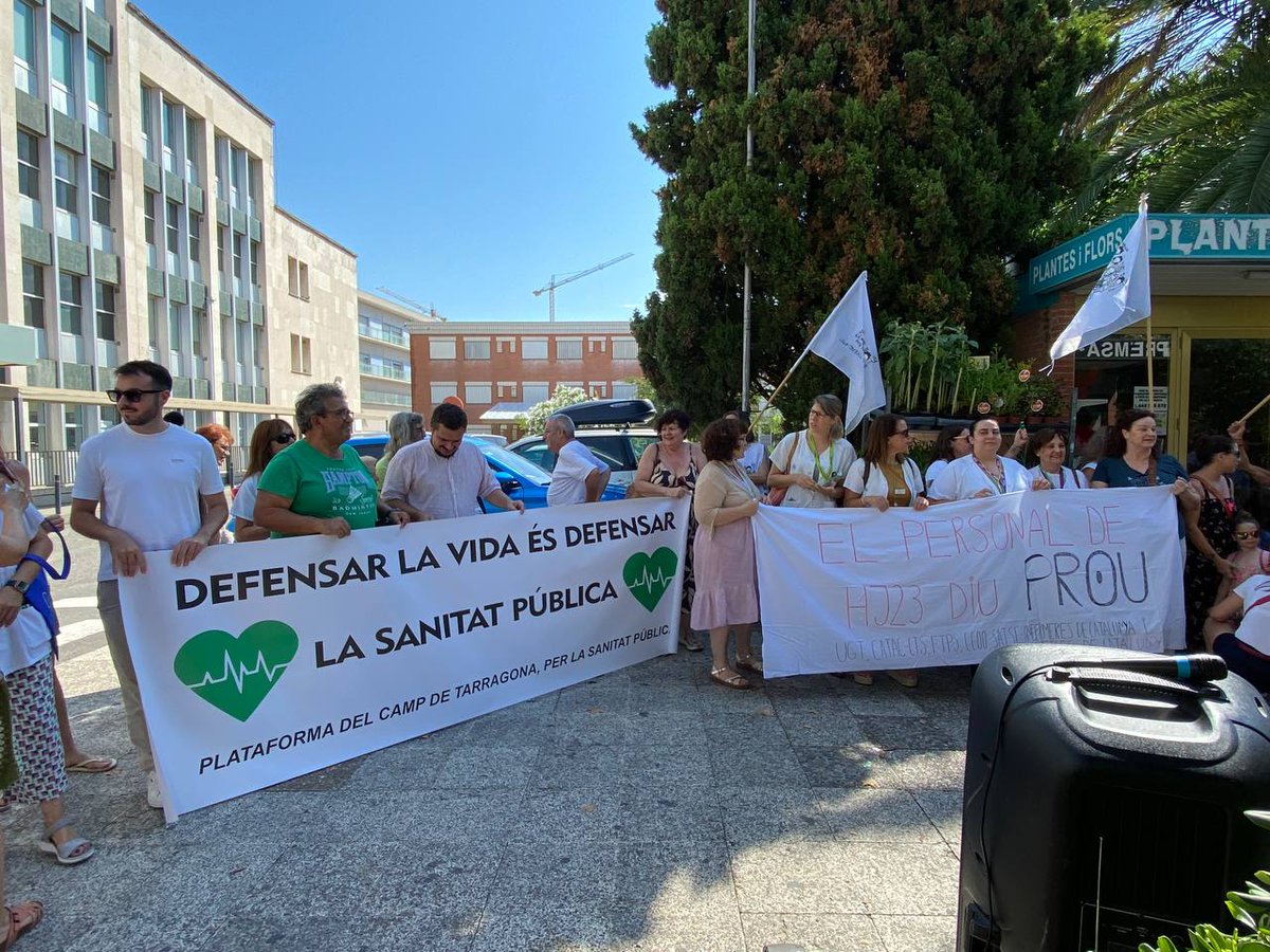 CCOOTarragona's tweet photo. 🧑‍⚕️ Aquesta setmana hem estat donant suport a les concentracions a les portes de l’Hospital Joan XXIII.
📢 Les treballadores reclamen condicions dignes i una sanitat pública de qualitat.
✊ Prou abusos, prou sobrecàrrega, prou silenci!
#EstemFartes @ccoocatalunya
@CCOOsanitat https://t.co/KUetFbagsT