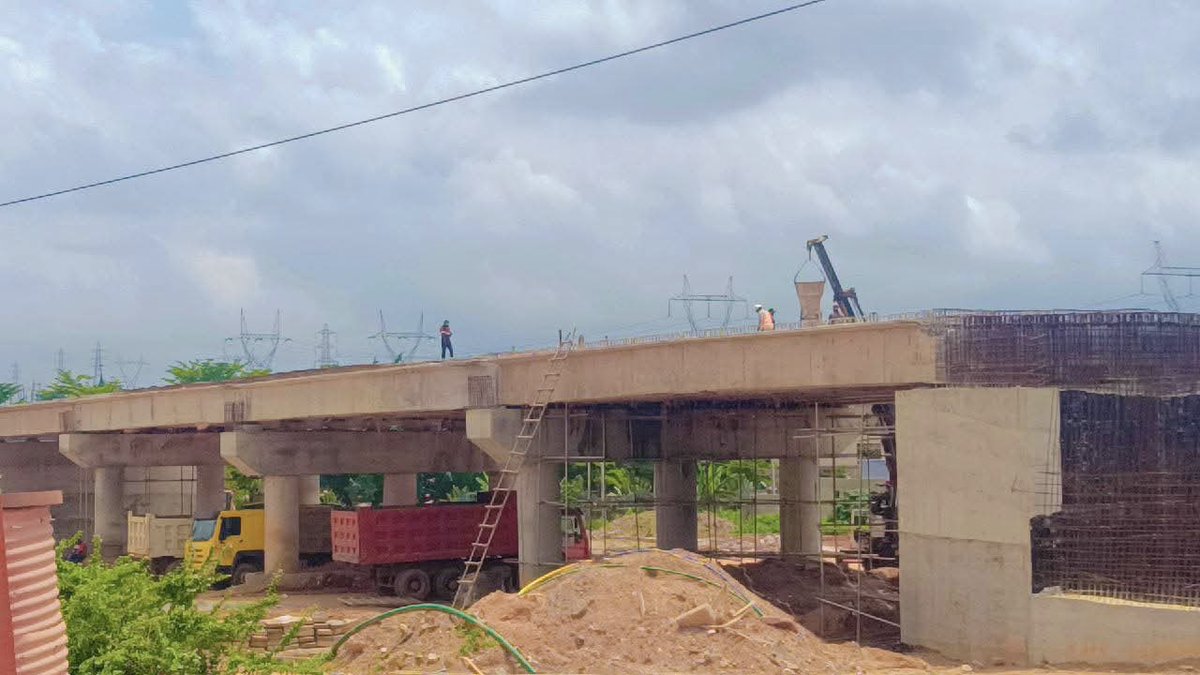 Osun_Works_Min's tweet image. ONGOING PROJECT ALERT ‼️
Ongoing construction of 4-span Lameco overhead bridge as part of the Adeleke administration efforts to renew the Osun infrastructure landscape and enhance economic activities.
#OsunInfraFocus
#ImoleImpactfulGovernance
#ForAGreaterOsun