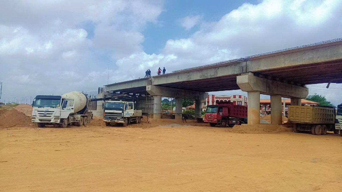 Osun_Works_Min's tweet image. ONGOING PROJECT ALERT ‼️
Ongoing construction of 4-span Lameco overhead bridge as part of the Adeleke administration efforts to renew the Osun infrastructure landscape and enhance economic activities.
#OsunInfraFocus
#ImoleImpactfulGovernance
#ForAGreaterOsun