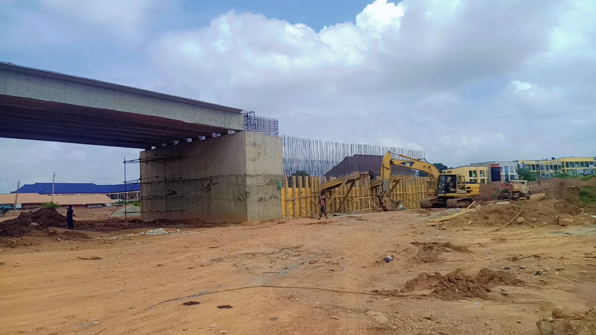 Osun_Works_Min's tweet image. ONGOING PROJECT ALERT ‼️
Ongoing construction of 4-span Lameco overhead bridge as part of the Adeleke administration efforts to renew the Osun infrastructure landscape and enhance economic activities.
#OsunInfraFocus
#ImoleImpactfulGovernance
#ForAGreaterOsun
