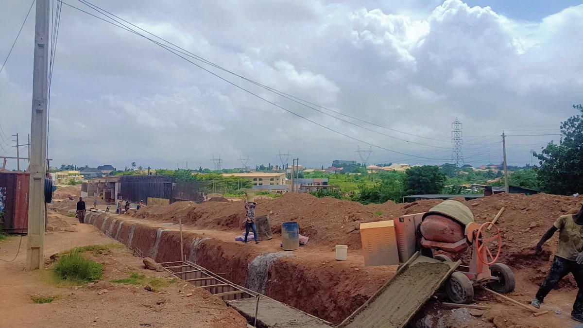 Osun_Works_Min's tweet image. ONGOING PROJECT ALERT ‼️
Ongoing construction of 4-span Lameco overhead bridge as part of the Adeleke administration efforts to renew the Osun infrastructure landscape and enhance economic activities.
#OsunInfraFocus
#ImoleImpactfulGovernance
#ForAGreaterOsun